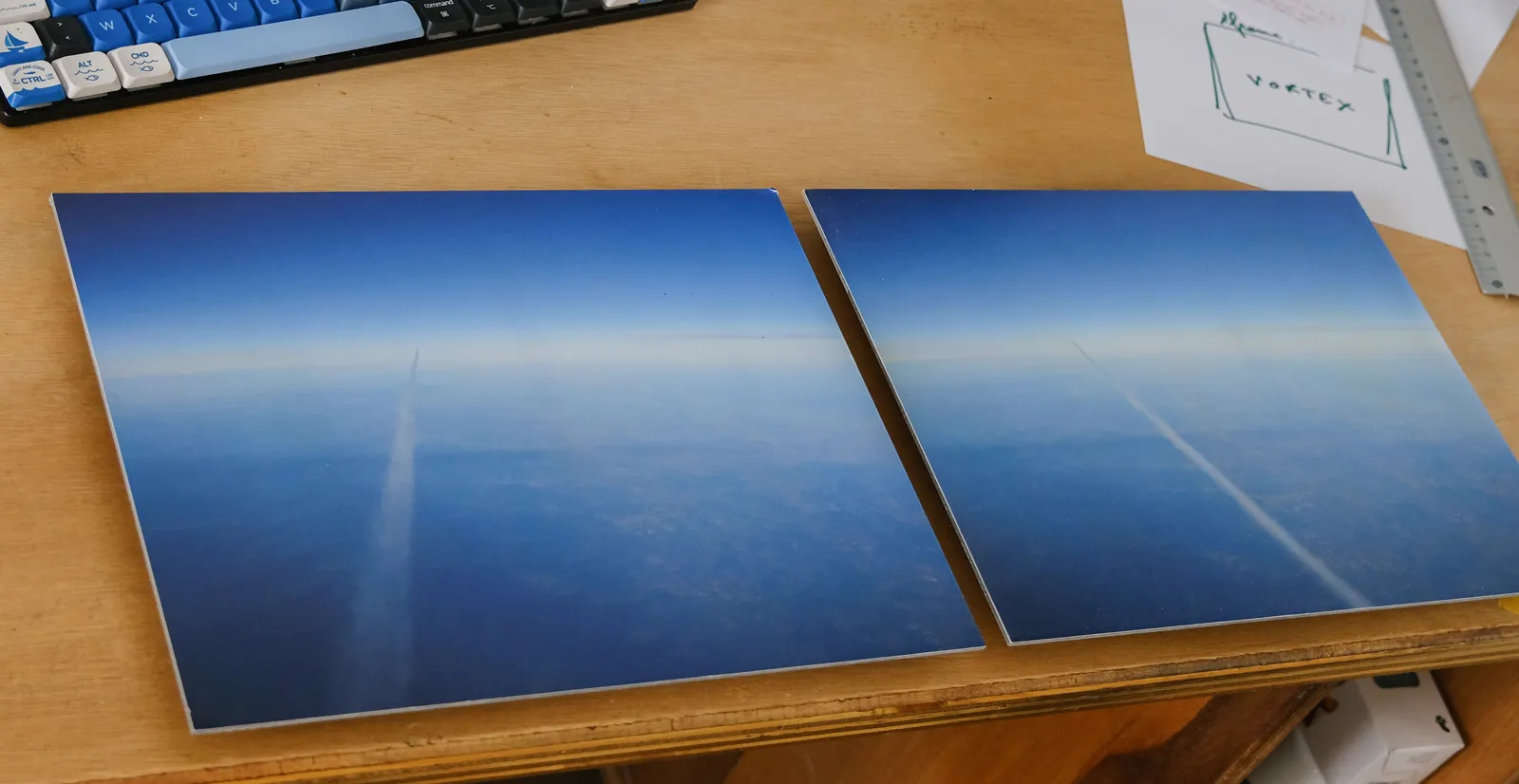 2 secondes, mais très vite (2009), à l'origine de la série. Les deux photographies avaient capturé, avec 2 secondes d'intervalle, un avion passant sous le nôtre lors d'un vol vers venise.