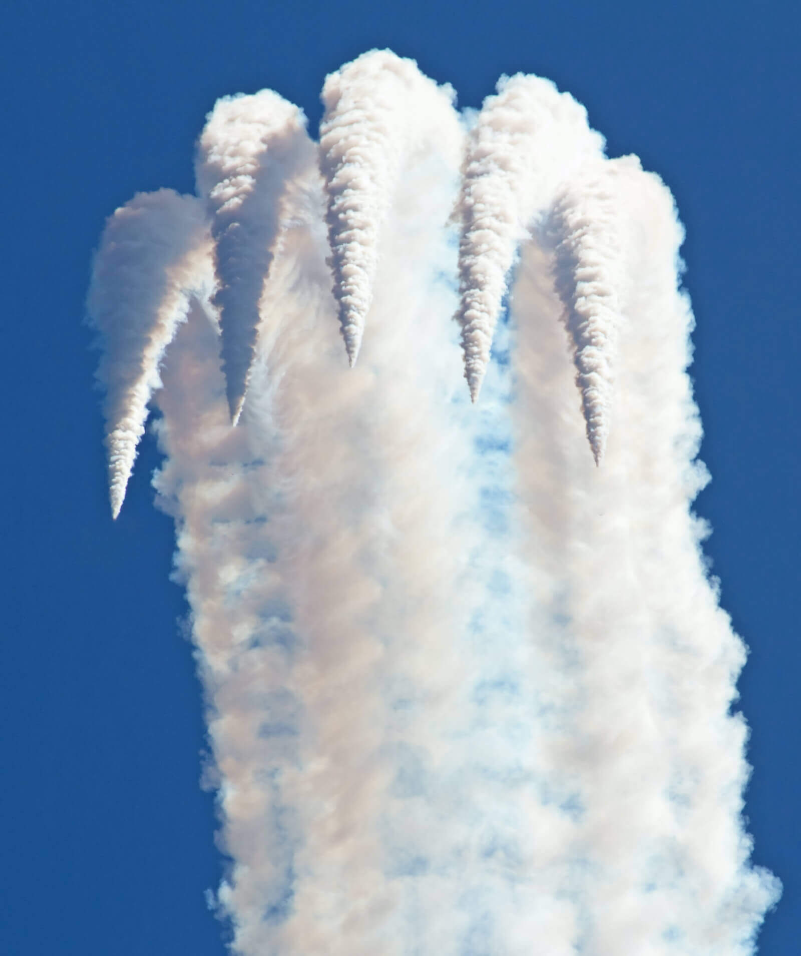 Red Arrows 7 by Tony Hisgett under the Creative Commons Attribution 2.0 Generic License CC BY 2.0 (https://creativecommons.org/licenses/by/2.0/legalcode)