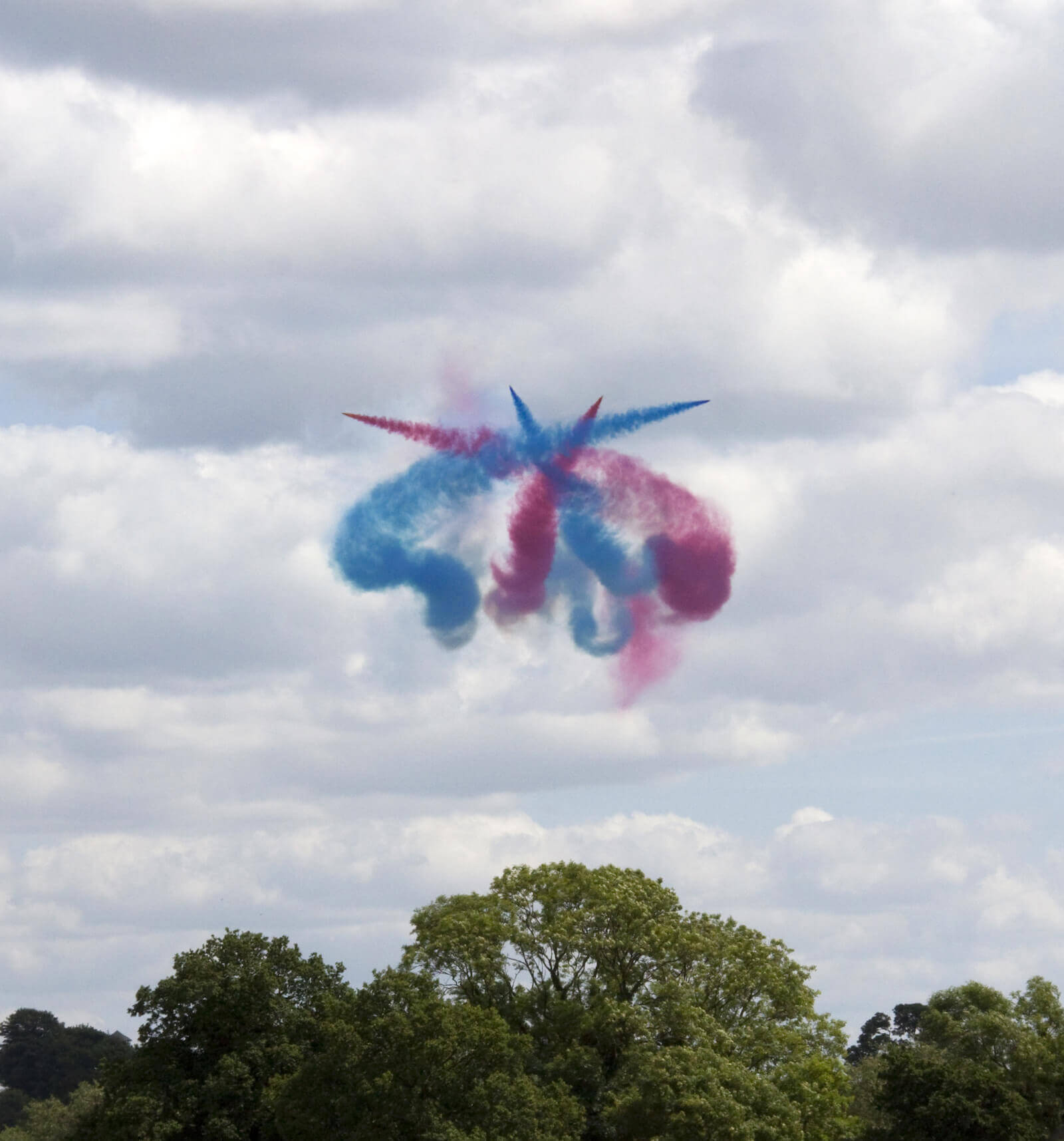 Original image - Red Arrows tying knots, by Tony Hisgett from Birmingham, UK under the Creative Commons Attribution 2.0 Generic License CC BY 2.0 (https://creativecommons.org/licenses/by/2.0/legalcode)